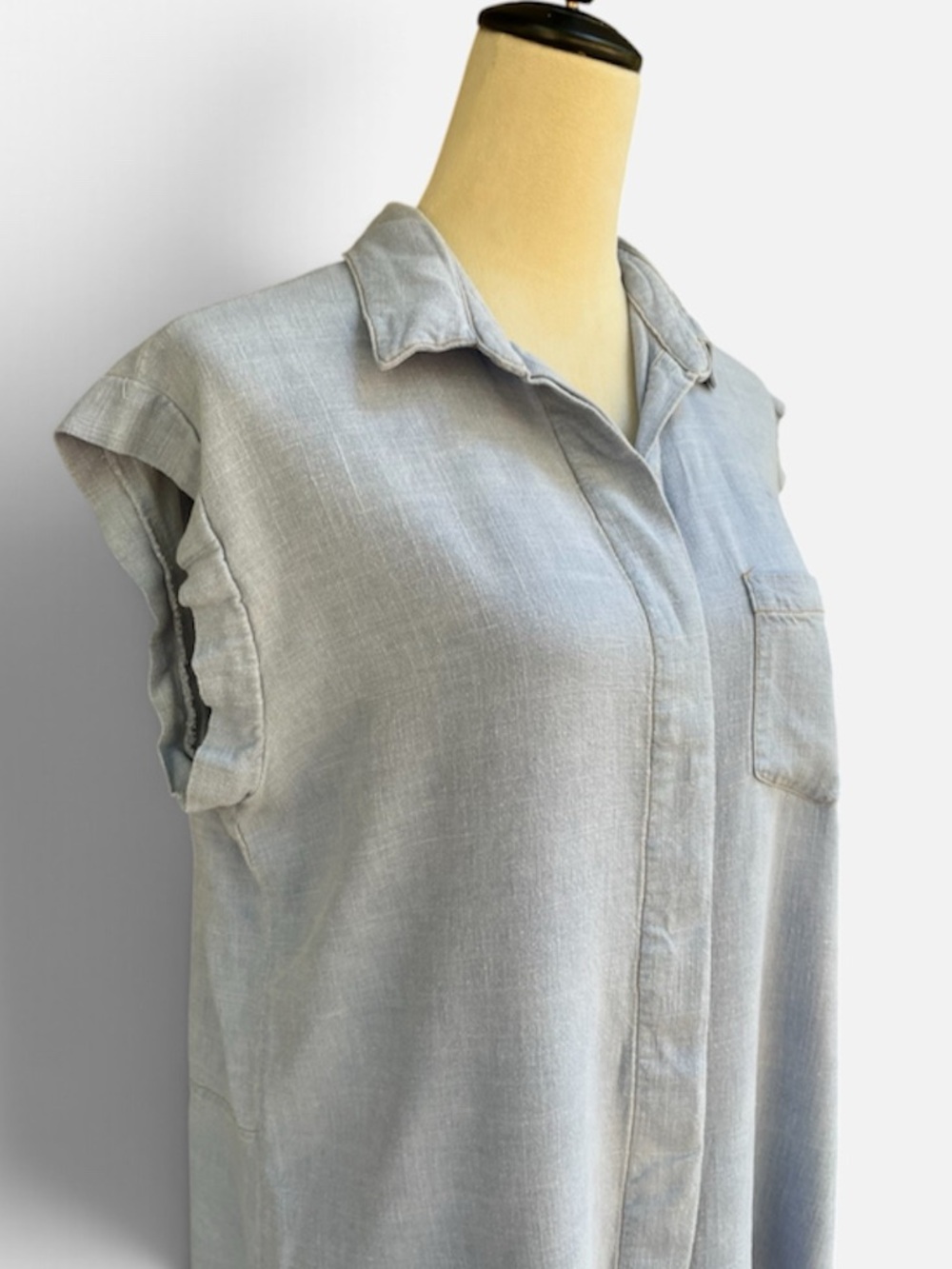 Umgee Linen Blend Frayed Hem Sleeveless Button Down Top in Chambray/Lt Blue Smal